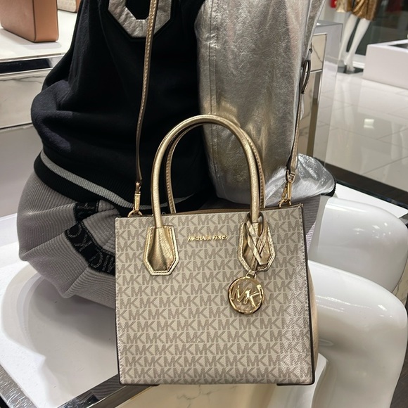 MICHAEL KORS
Mercer Medium Signature Logo and Metallic Accordion Crossbody Bag - Picture 6 of 16